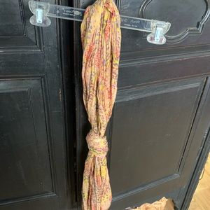 100% viscose scarf with floral pattern